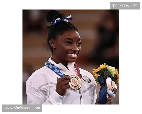 西蒙·拜尔斯训练一天吃五顿，教练说她胃是黑洞